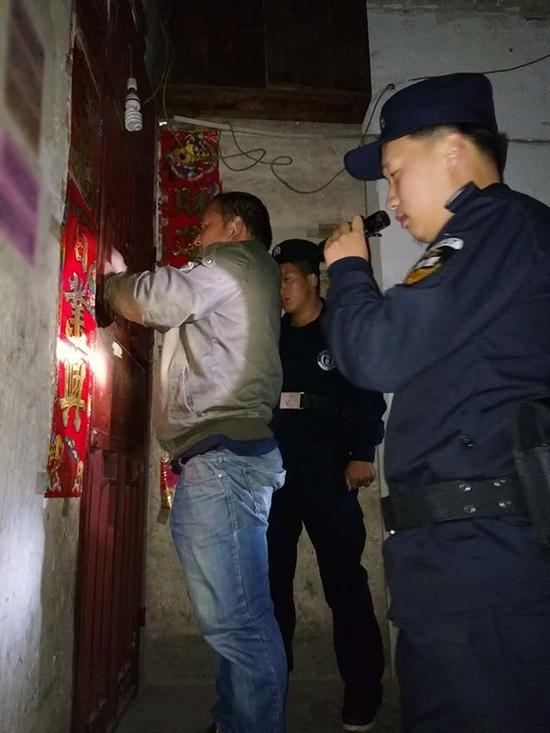 云南粗心妈妈误将幼女锁家中 