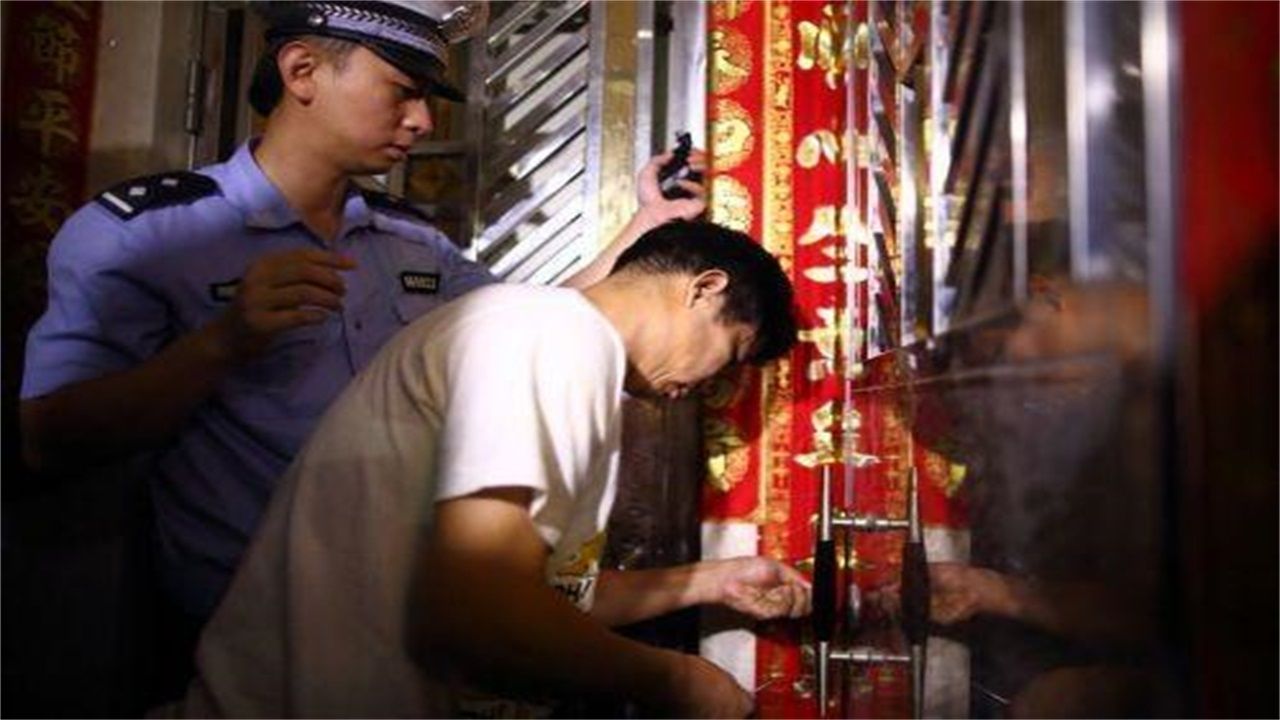 云南请开锁师傅开了锁后，师傅